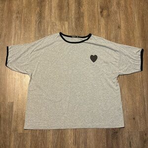 women’s boohoo heart tee